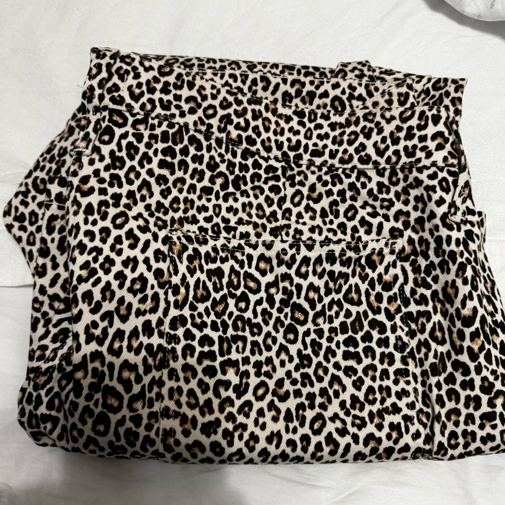 High-rise kickout jean with sailor pockets in leopard print - Picture 7 of 7